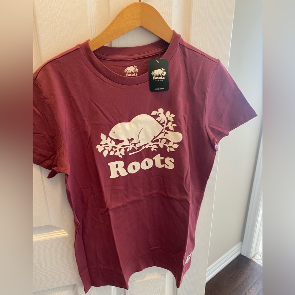 NWT 🏷️ Roots t-shirt